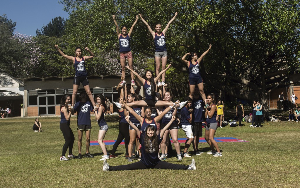 Atletas homens e mulheres demostram suas habilidades na execução da pirâmide do Cheerleading. Foto: Carla Monteiro.