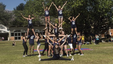 Atletas homens e mulheres demostram suas habilidades na execução da pirâmide do Cheerleading. Foto: Carla Monteiro.