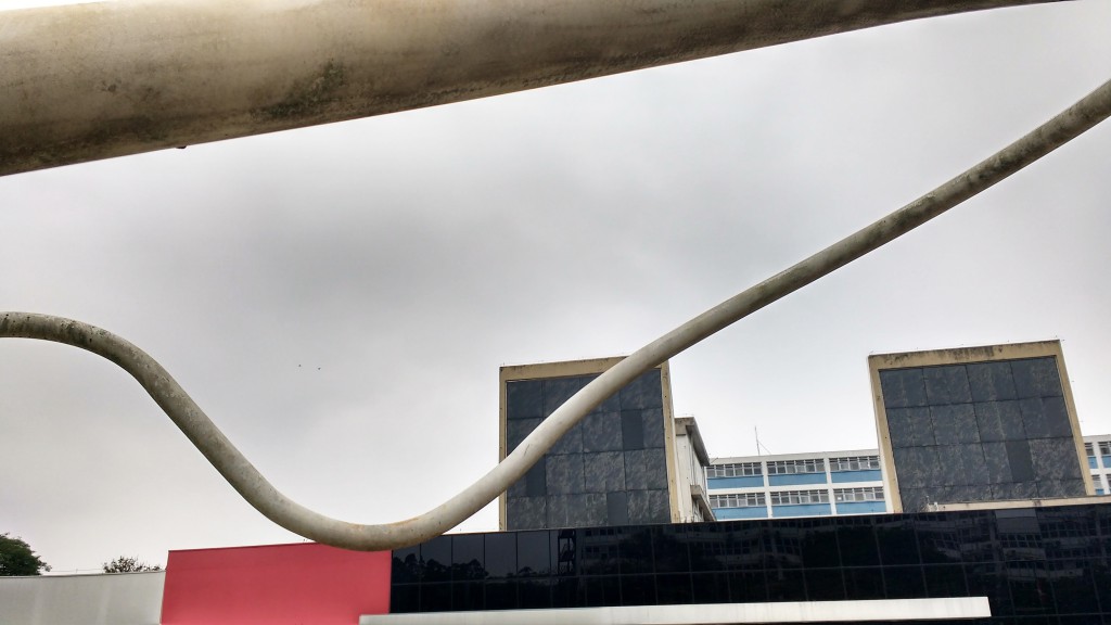 A antiga sede do Museu de Arte Contemporânea (MAC), na Cidade Universitária, abrigará agora, sob a direção da Escola de Comunicações e Artes (ECA) da USP, o Espaço das Artes. O Museu, que passou a funcionar em frente ao Parque Ibirapuera, entretanto, deixou para trás algumas obras que são expostas ao livre.