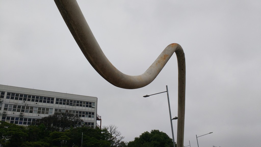 Entre elas, um aço tubular de nove metros de comprimento, obra de Tomie Ohtake. De nome “Ultramarinho”, a escultura foi inaugurada em 1999 pelo Reitor Jacques Marcovitch e pelo Diretor do MAC Teixeira Coelho.