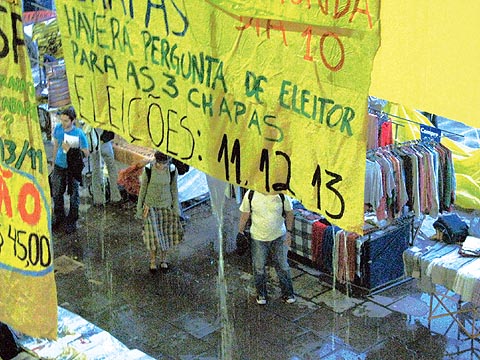 Cartazes pendurados no prédio canalizaram a água, formando uma cascata sobre as bancadas da Festa (foto: Fernando Mello)