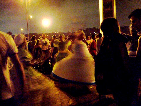 18/02/09 - Estudantes assistem a escola de samba na Praça do Relógio durante a Calourada Unificada 2009