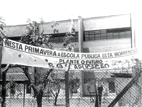 Novembro de 1985: professores, funcionários e alunos da Escola de Aplicação (EA) lançam o projeto “SOS Aplicação”, para repensá-la e torná-la, de fato, uma escola pública de qualidade; melhora do espaço físico e reforço do vínculo pedagógico eram as principais bandeiras.