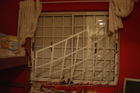 Janela da Casa do Estudante de Medicina arrombada em invasão de ladrão; roubos à residência são recorrentes (foto: Flávio Taniguchi)