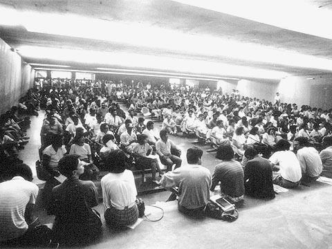 Maio de 1989: após greve de dois dias, funcionários da USP, em assembléia realizada na Faculdade de Arquitetura e Urbanismo (FAU), aceitam proposta da Reitoria. A paralisação de restaurantes e circulares fora acordada com uma pauta de reivindicações que incluía reposição de perdas salariais e repressão policial (foto: Eduardo Knapp)