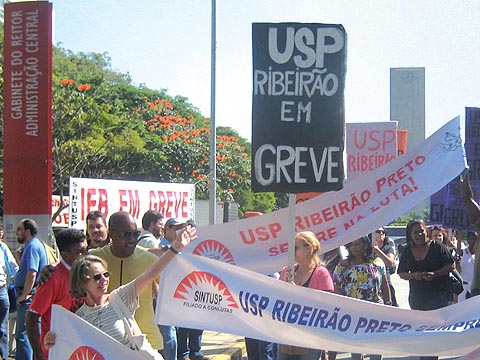 Apesar de mobilização, primeira negociação com Cruesp não chega a acordo e mais unidades aderem à greve (foto: Camila Souza Ramos) Apesar de mobilização, primeira negociação com Cruesp não chega a acordo e mais unidades aderem à greve (foto: Camila Souza Ramos)