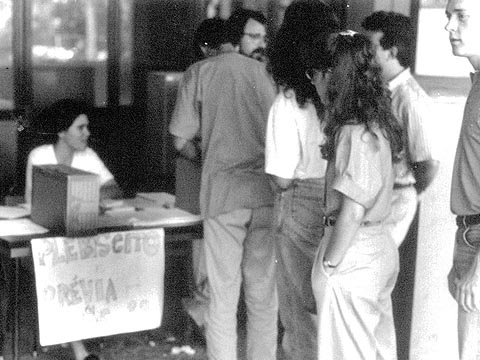 Estudantes da universidade votam em prévia organizada durante as eleições de 1989, quando os brasileiros aptos (foto: Pamela Valente)