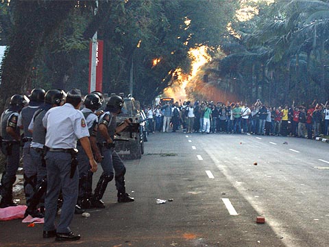 Estudantes, professores e funcionários que se manifestavam no Fórum das Seis são acuados pela Polícia Militar (foto: Marcelo Osakabe)