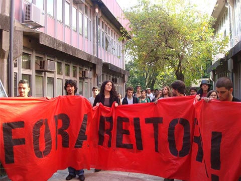 Manifestação de estudantes no prédio da FFLCH em 16 de junho (foto: Bruna Escaleira)