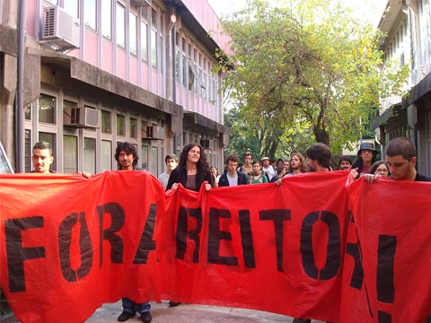 Manifestação de estudantes no prédio da FFLCH em 16 de junho (foto: Bruna Escaleira) Manifestação de estudantes no prédio da FFLCH em 16 de junho (foto: Bruna Escaleira)