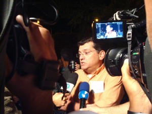 Diversos veículos de comunicação entrevistam professor após conflito entre PM e manifestantes