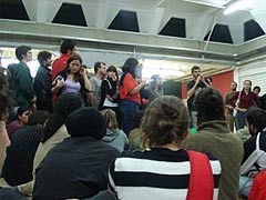 Estudantes discutem em assembleia prós e contras de continuar em greve (foto: Lia Segre)
