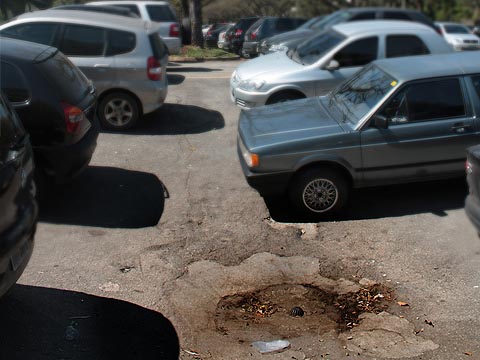 Buracos ameaçam tráfego no Campus; Coordenadoria culpa asfalto antigo (foto: Amanda Previdelli)