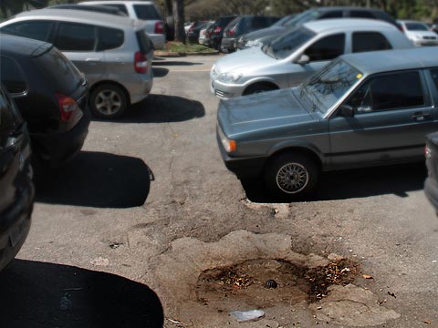 Buracos ameaçam tráfego no Campus; Coordenadoria culpa asfalto antigo (foto: Amanda Previdelli) Buracos ameaçam tráfego no Campus; Coordenadoria culpa asfalto antigo (foto: Amanda Previdelli)