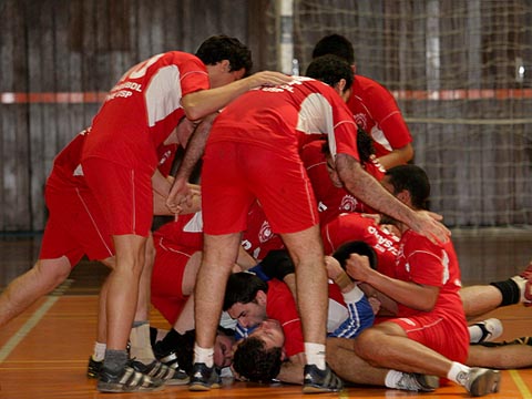 Jogadores de handebol do IME comemoram título da Copa USP, vencendo a Poli por um gol de diferença (foto: Yuri Gonzaga) Jogadores de handebol do IME comemoram título da Copa USP, vencendo a Poli por um gol de diferença; foto: Yuri Gonzaga