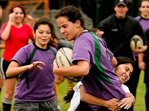 Jogadoras de rúgbi feminino da universidade treinam em campos de futebol; foto: Yuri Gonzaga