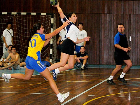 FEA altera posicionamento tático da equipe a partir do segundo tempo, passa a frente da Poli no placar e ganha o handebol feminino (foto: Yuri Gonzaga)