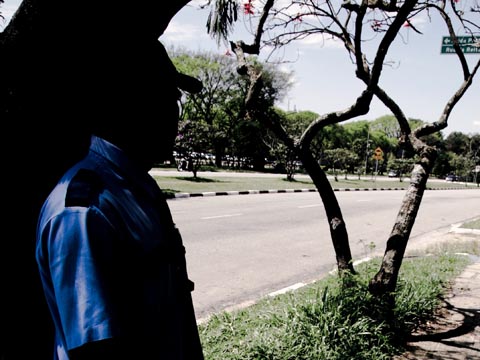 Funcionários terceirizados temem represálias e não querem mostrar o rosto após apoiarem denúncias (foto: Yuri Gonzaga) Funcionários terceirizados temem represálias e não querem mostrar o rosto após apoiarem denúncias (foto: Yuri Gonzaga)