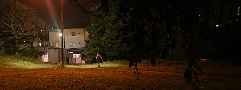 Estudantes passam por lugares desertos, mal iluminados e sem presença de vigilância para retornar às suas casas após o término das aulas do período noturno (foto: Yuri Gonzaga)