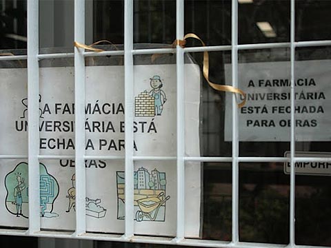 Após restauração do prédio, única farmácia aberta a comunidade do campus continua fechada