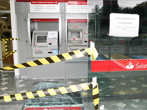 Vidros do banco Santander caem pela segunda vez (foto: Yuri Gonzaga)