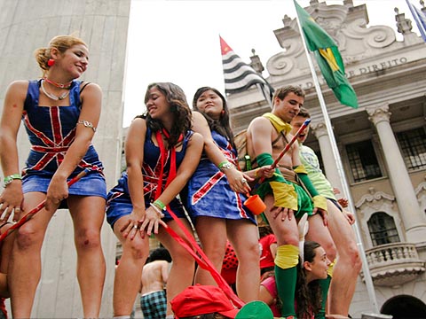 Estudantes festejam em frente à Faculdade de Direito (foto: Yuri Gonzaga)