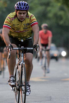 Ciclistas treinam diariamente na Raia Olímpica (foto: Yuri Gonzaga)