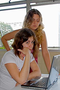 Moradoras Stephanie Brum e Renata Cardamoni tentam se conectar ao USPnet Sem Fio (foto: Carol Nehring)