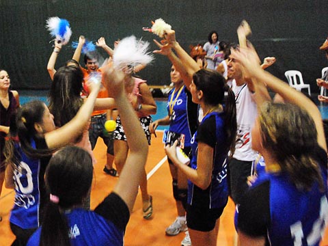 Meninas da Fofito comemoram o título no volêi feminino sem perder nenhum set (foto: Divulgação/Laausp) Meninas da Fofito comemoram o título no volêi feminino sem perder nenhum set (foto: Divulgação/Laausp)