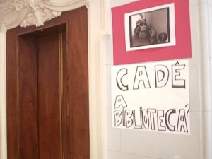 Cartazes do Fórum da Esquerda colados na Faculdade de Direito