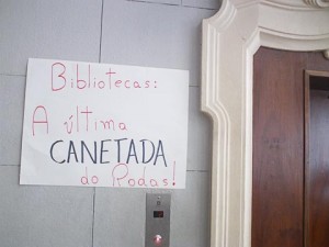 Cartazes do Fórum da Esquerda colados na Faculdade de Direito