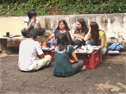 Depois de esperar uma hora, alunos comem no chão devido à falta de lugares (foto: Alice Agnelli)