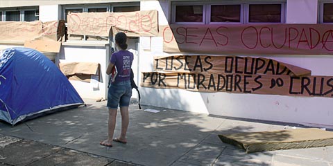 Fachada da Divisão de Promoção Social da Coseas, no bloco G, tomada há mais de 15 dias; os ocupantes preferem não se identificar temendo retaliações (foto: Victor Caputo)