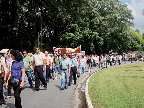 Ato reuniu funcionários em passeata entre o prédio da História e o Portão Principal da USP (foto: Mariana Midori)