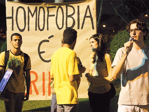 Ato contra a homofobia realizado na frente da Faculdade de Farmácia, no dia 4 (foto: Victor Caputo)