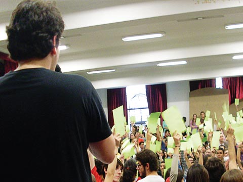 Em assembleia, alunos decidem manter os protestos (foto: Felipe Fontes)