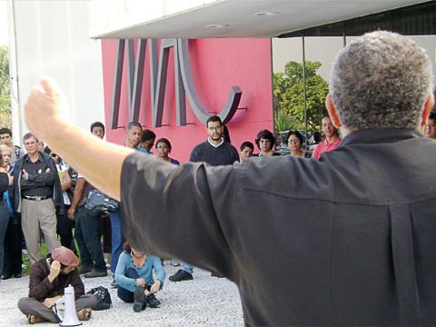 Reunindo cerca de 100 funcionários da Reitoria, assembleia delibera medida que visa pressionar negociação com reitor pelo fim da greve (foto: Fabrício Lobel)