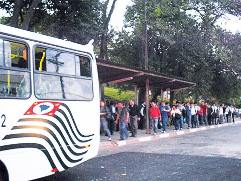 Passageiros enfrentam duas filas para o embarque (foto: Márcia Scapaticio)