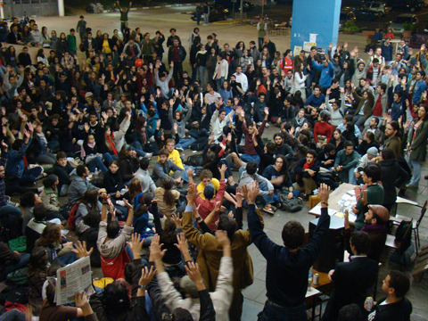 Assembléia de Estudantes decidiu adiar decisão de greve (foto: Hugo Neto)