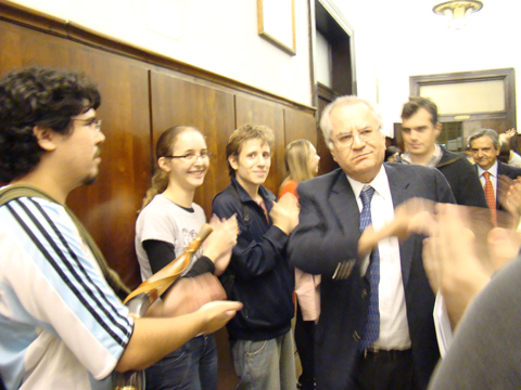 Magalhães permanece à frente da FD com apoio de estudantes (foto: Hugo Neto)