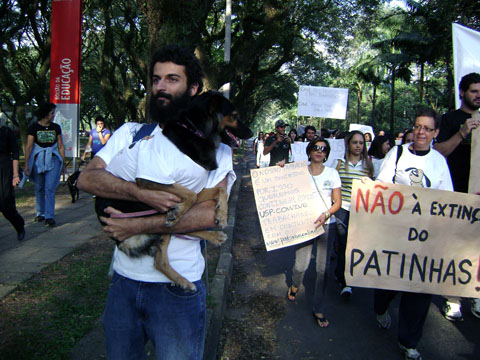 Passeata ocorreu dia 30/04, houve "latidaço" na frente da Reitoria (foto: Marina Pinhoni)