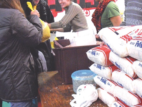 Distribuição de alimentos pela AmorCrusp se alongou das 23h às 3h da manhã (foto: Márcia Scapaticio)