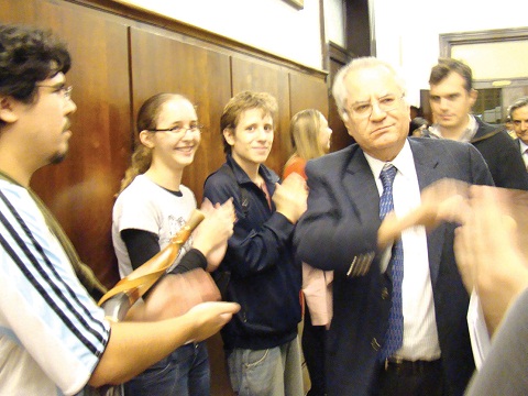 Magalhães recebe apoio após desconsiderar renúncia (foto: Hugo Neto)