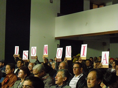 Trabalhadores se manifestaram por meio de cartazes, pediram isonomia (foto: Márcia Scapaticio)