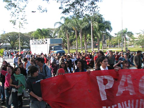 Manifestação acaba às 10h, em passeata rumo à reitoria ocupada (foto: André Lucas Stifler)