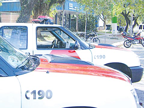 Viaturas da Polícia Militar fazem guarda no prédio da CCE para evitar interrupção dos serviços de internet (foto: Marina Pinhoni)