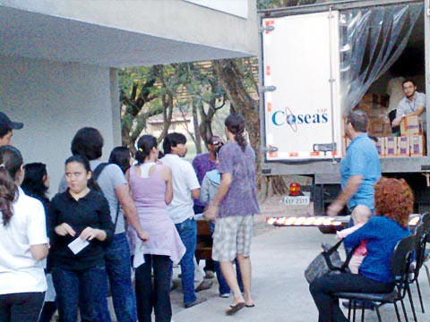 As cestas distribuidas pela Coseas continham arroz, feijão, sal, óleo, fubá e trigo (foto: Crenilda Abreu)