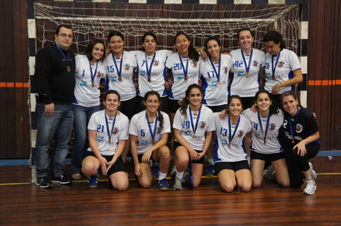 Handebol feminino: FEA leva medalha de terceira colocada na Copa USP (foto: Délcio Nóbrega) Handebol feminino: FEA leva medalha de terceira colocada na Copa USP (foto: Délcio Nóbrega)