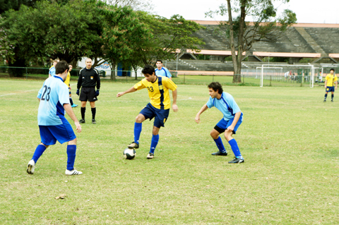 Poli e Física se enfrentaram no futebol de campo (foto: Délcio Nóbrega)