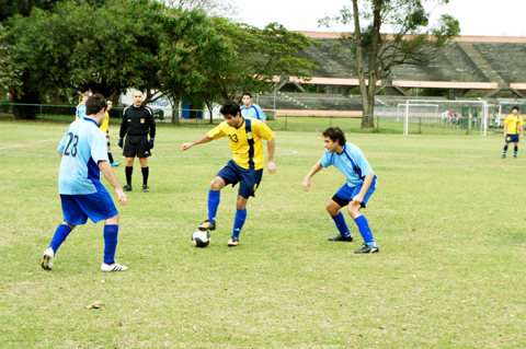 Poli e Física se enfrentaram no futebol de campo (foto: Délcio Nóbrega) Poli e Física se enfrentaram no futebol de campo (foto: Délcio Nóbrega)